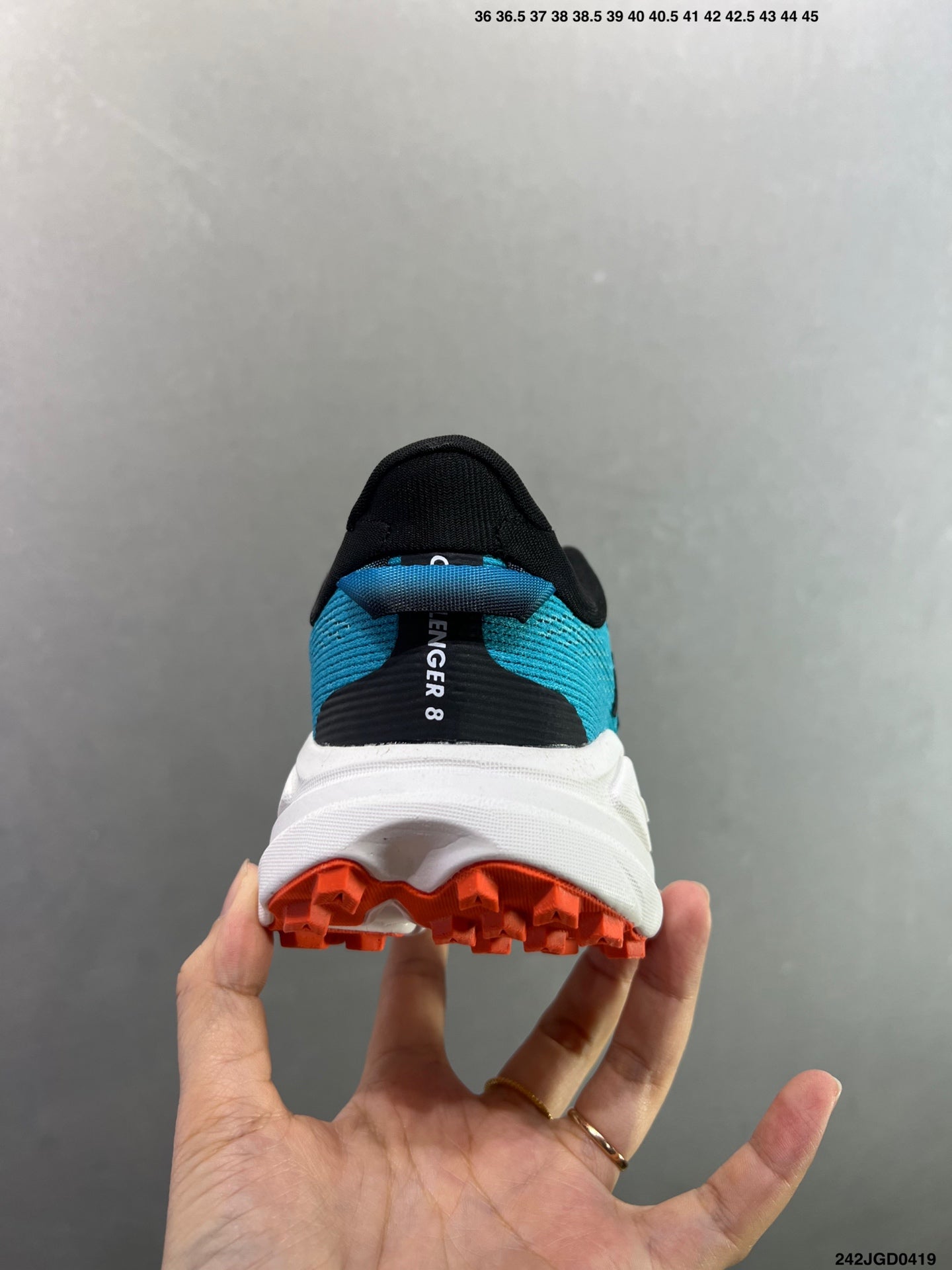 HOKA CHALLENGER 8