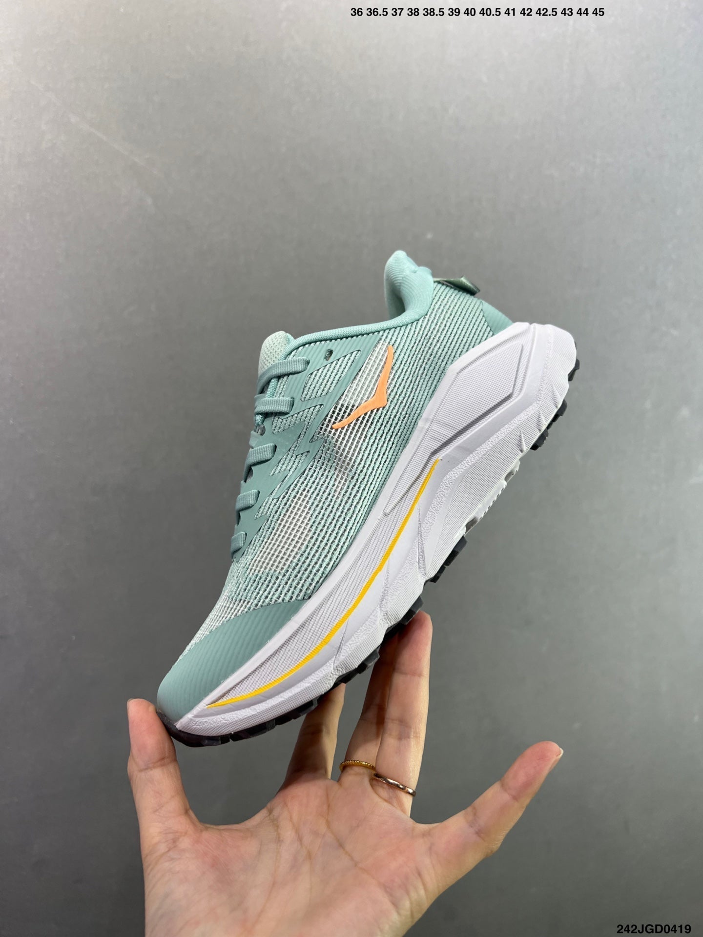 HOKA CHALLENGER 8