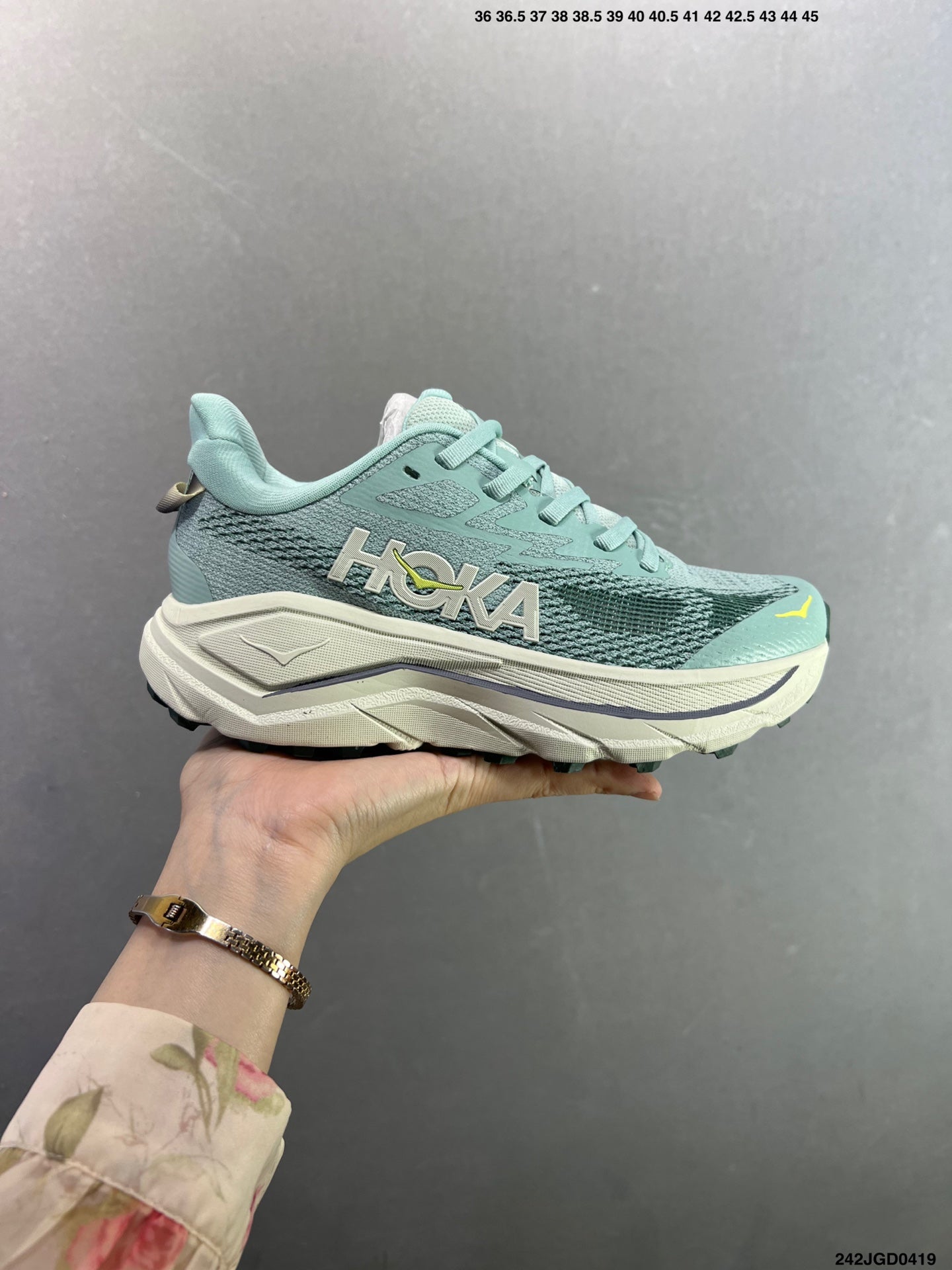 HOKA CHALLENGER 8