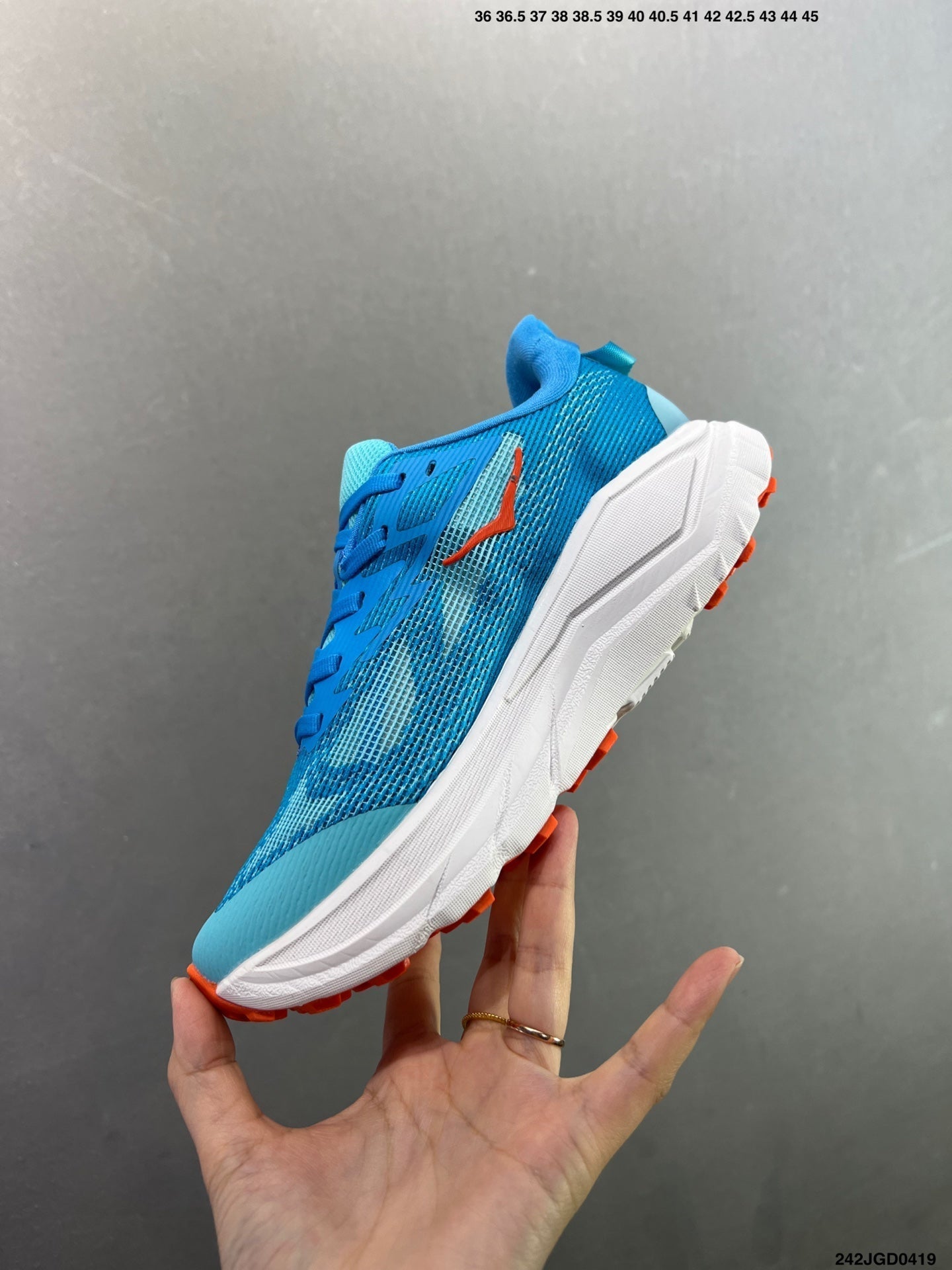 HOKA CHALLENGER 8