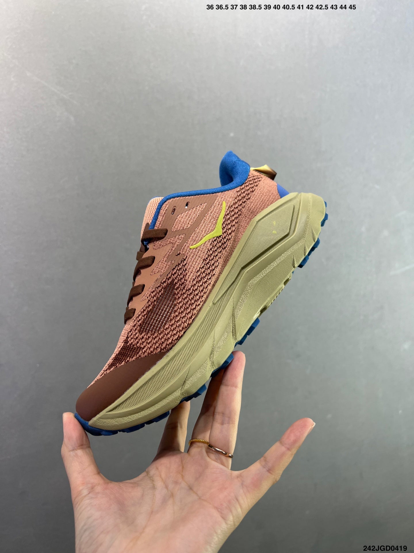 HOKA CHALLENGER 8